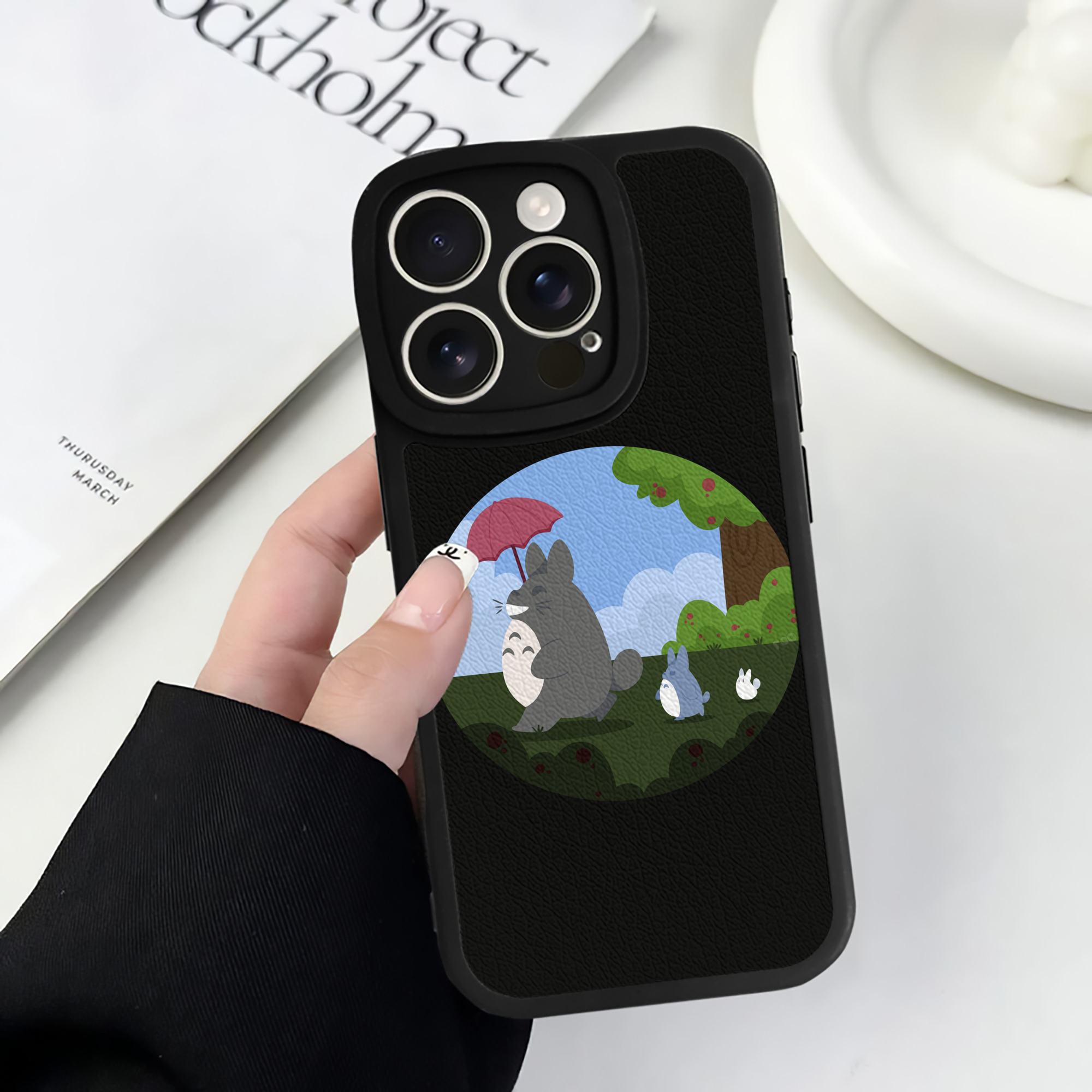 （画像用） となりのトトロ 草壁メイ 草壁サツキ My Neighbor Totoro Satsuki Kusakabe Mei Kusakabe 【iPhone 16シリーズ対応】シリコンスマホケース（レザー調） 材質：シリコン